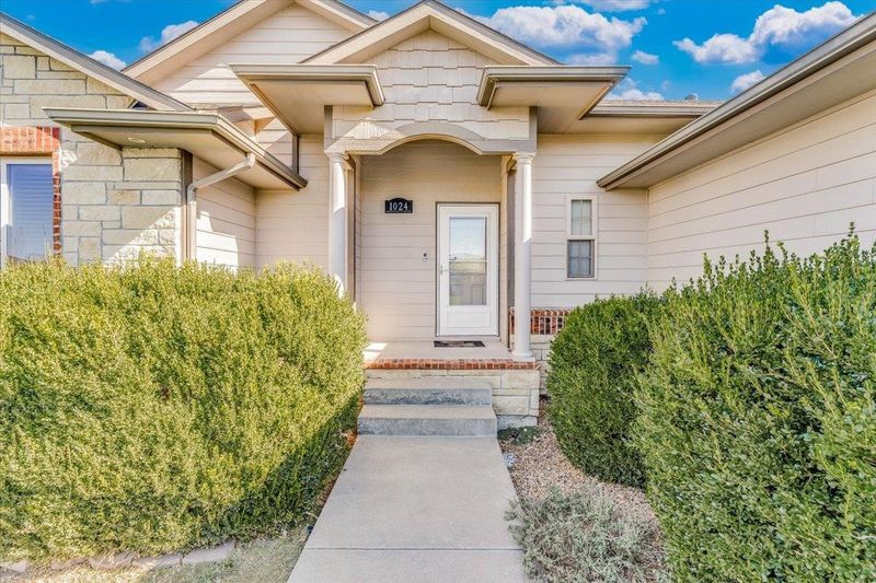 1024 E Moss Wood Ct, Derby, KS 67037