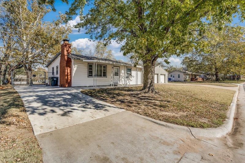 1910 E Gary St, Park City, KS 67219