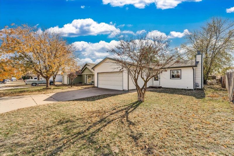 911 E Idlewild Dr, Wichita, KS 67216