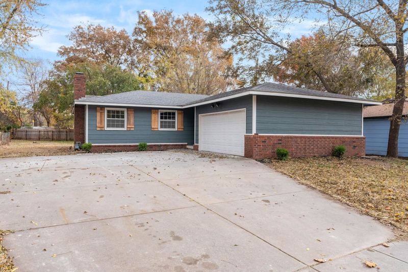 1226 N Sunset Dr, Mulvane, KS 67110