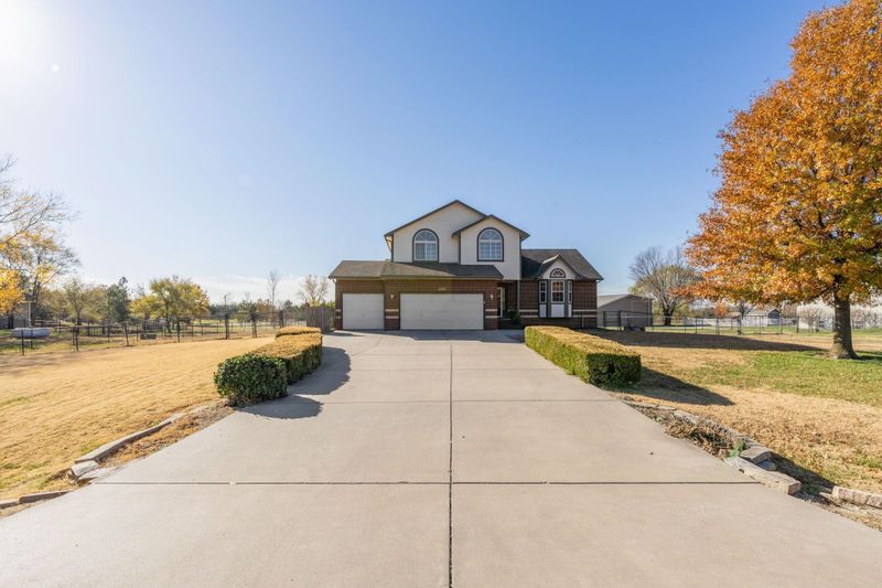 12023 E Dove Hill Dr, Derby, KS 67037