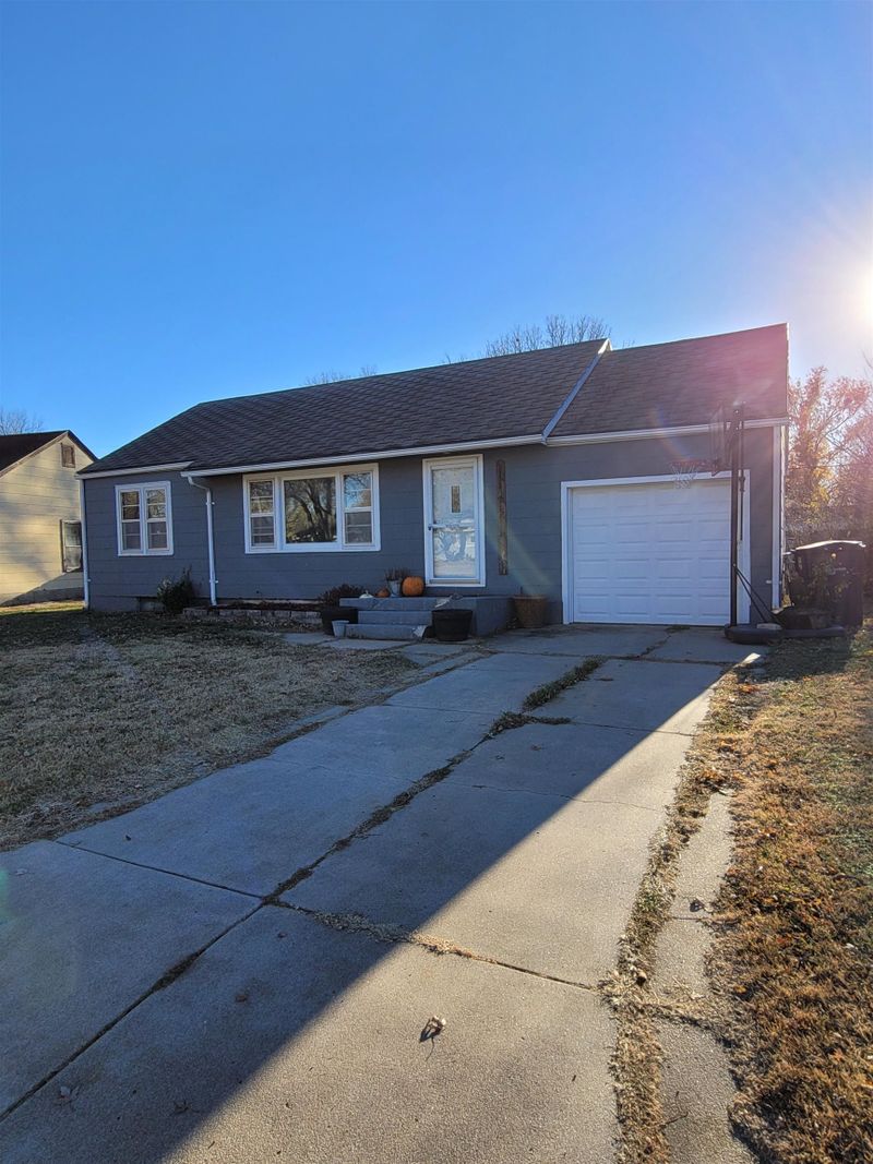 1425 Willow Rd, Newton, KS 67114