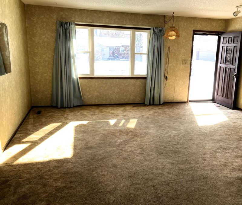 1012 Trinity Dr, Newton, KS 67114