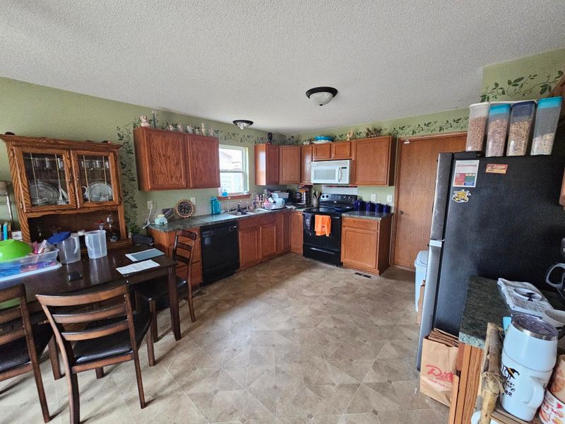 604 N Redbud Ct, Valley Center, KS 67147