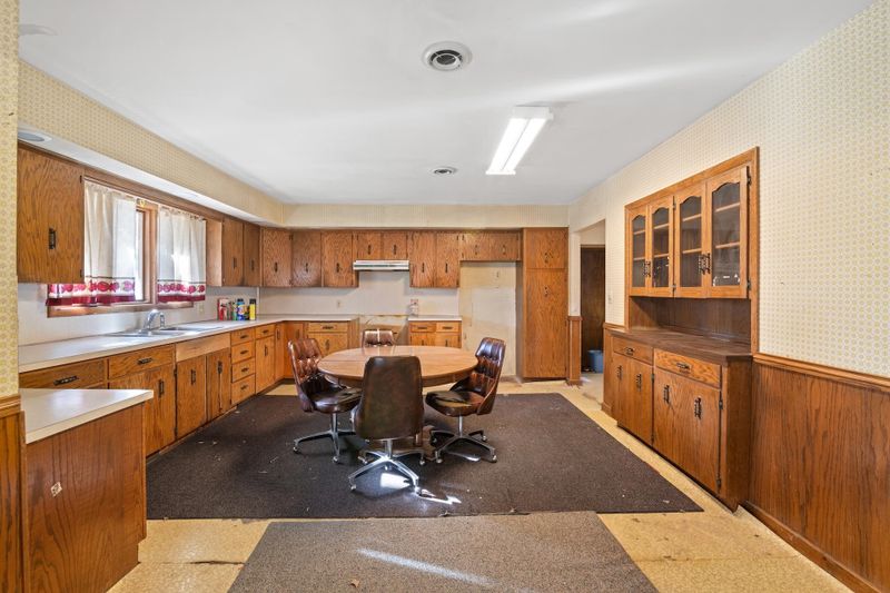 618 E 7th St, Newton, KS 67114-2808