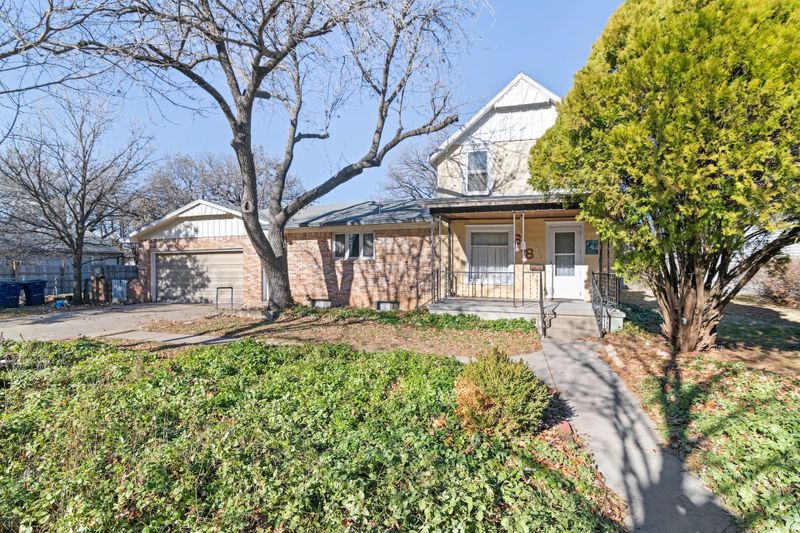 618 E 7th St, Newton, KS 67114-2808