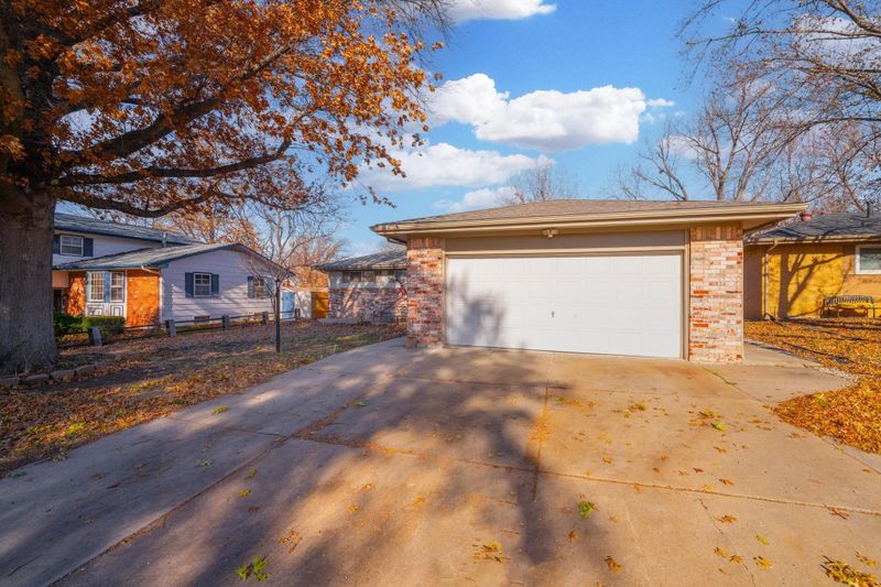 8410 E Castle Dr, Wichita, KS 67207