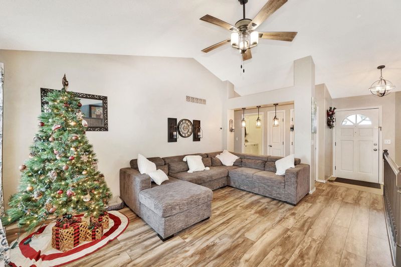 1114 N Sunset Dr, Derby, KS 67037
