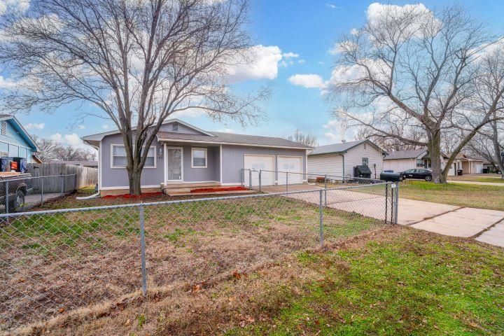 1921 E Idlewild Dr, Wichita, KS 67216