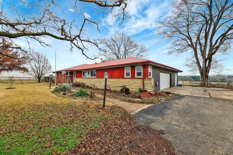 3059 E 5th St, Valley Center, KS 67147