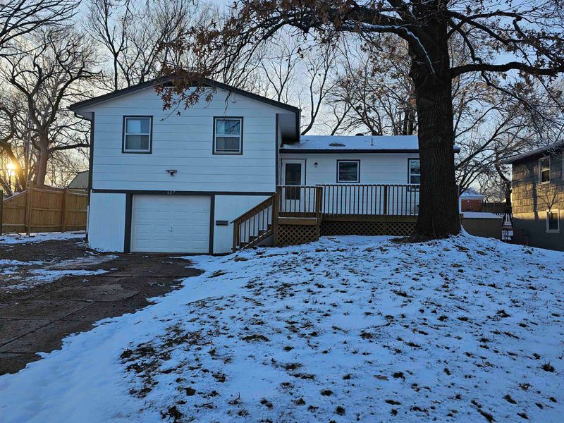 627 S Lakeview Dr, Derby, KS 67037