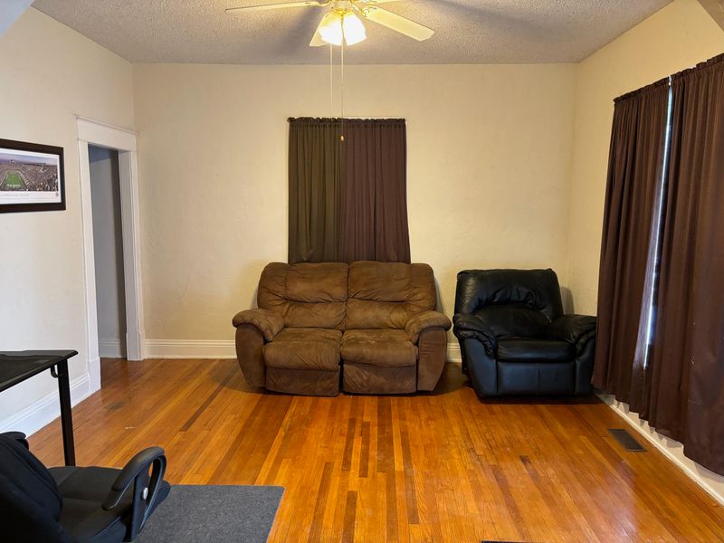 721 E 8th St, Newton, KS 67114