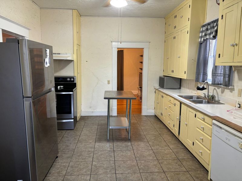 721 E 8th St, Newton, KS 67114