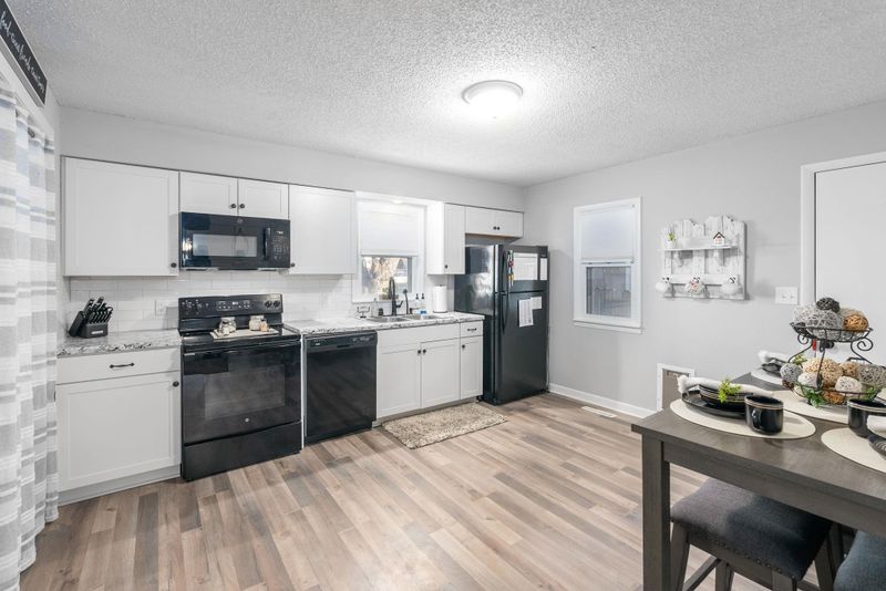 136 Cedar St, Mulvane, KS 67110-1511