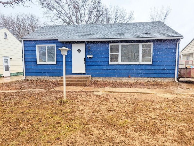 717 W 8th St, Newton, KS 67114