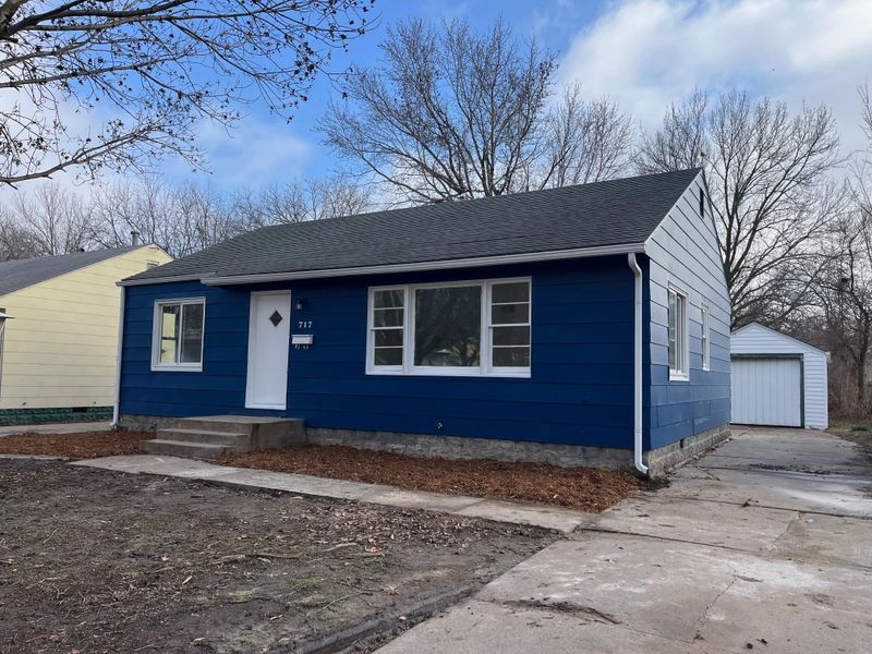 717 W 8th St, Newton, KS 67114