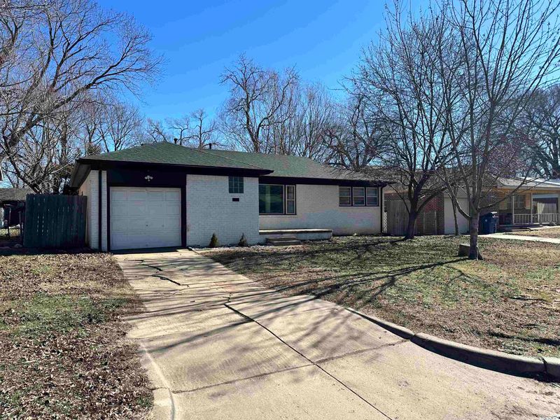 920 S Apache Dr, Wichita, KS 67207