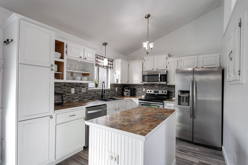 221 E Catalpa Ct, Derby, KS 67037