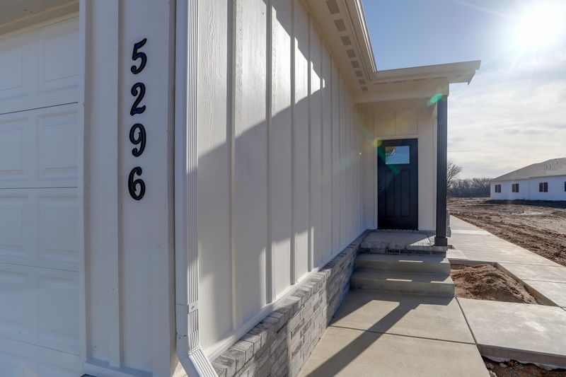 5296 N Pinecrest St, Bel Aire, KS 67220