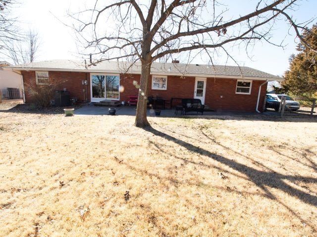 306 Willow Rd, Hillsboro, KS 67063