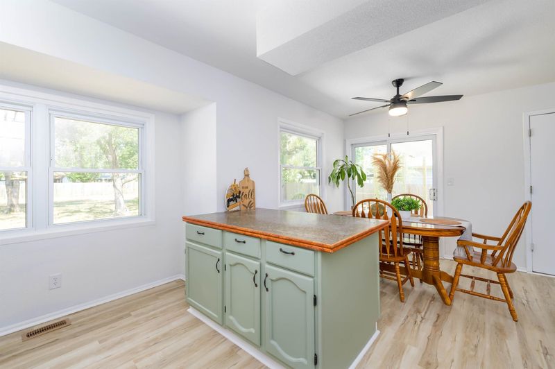208 E Valley Vw, Derby, KS 67037