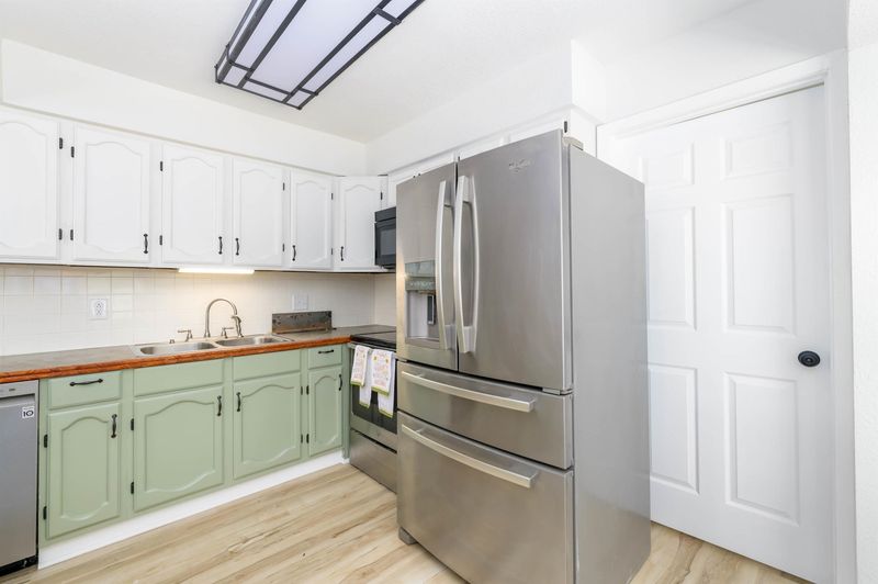 208 E Valley Vw, Derby, KS 67037