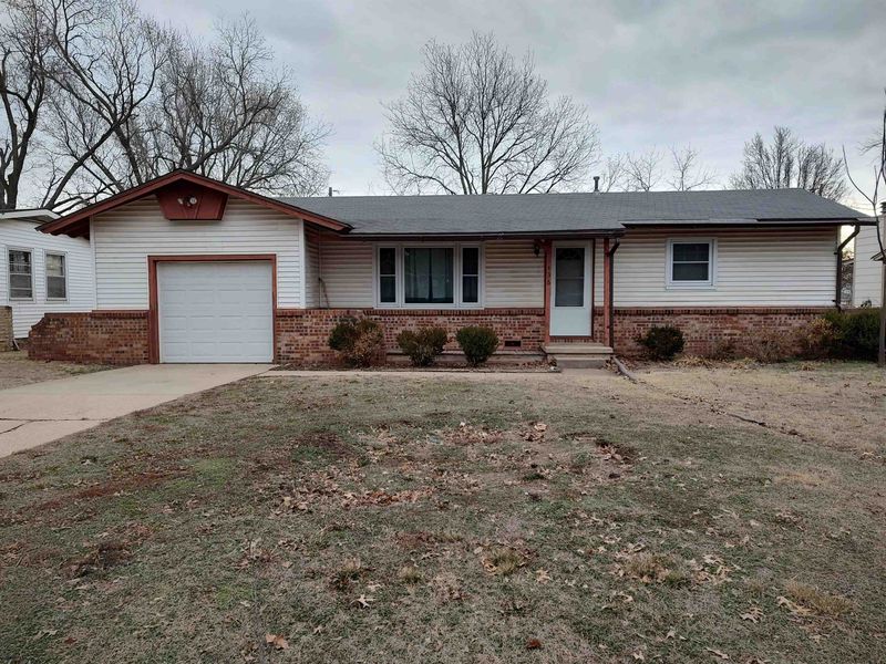 1436 N El Paso Dr, Derby, KS 67037