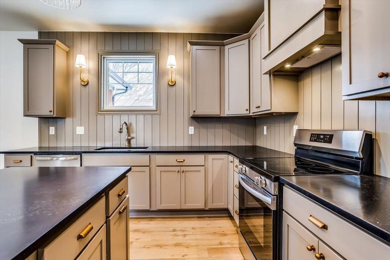 850 E Karla Ct, Haysville, KS 67060