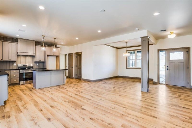 850 E Karla Ct, Haysville, KS 67060