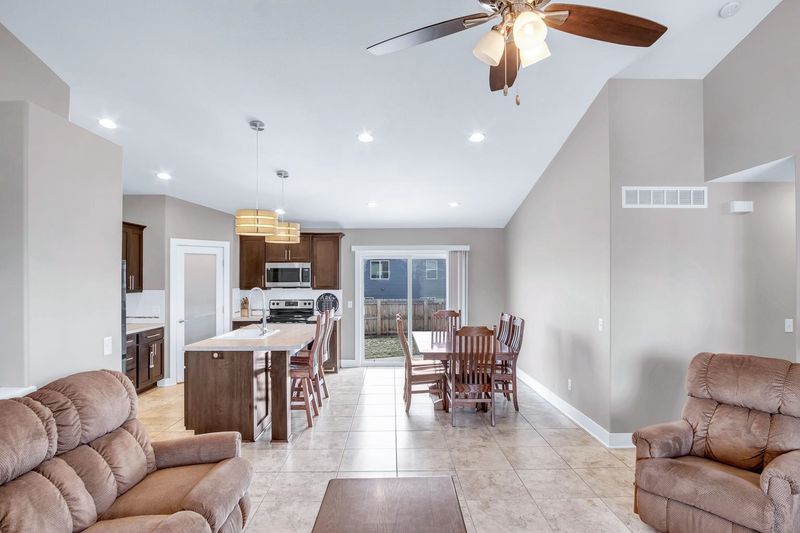 302 Springlake Ct, Newton, KS 67114