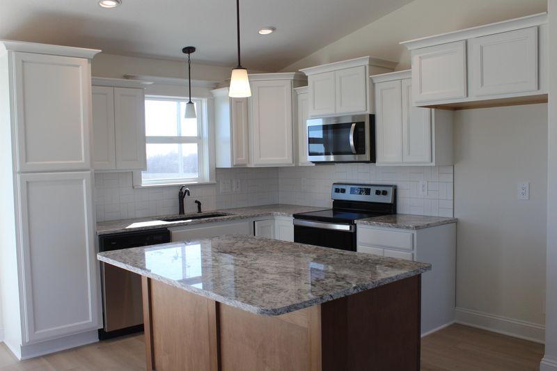 317 Springlake Dr, Newton, KS 67114
