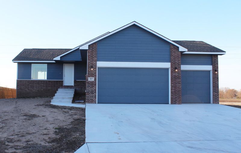 317 Springlake Dr, Newton, KS 67114