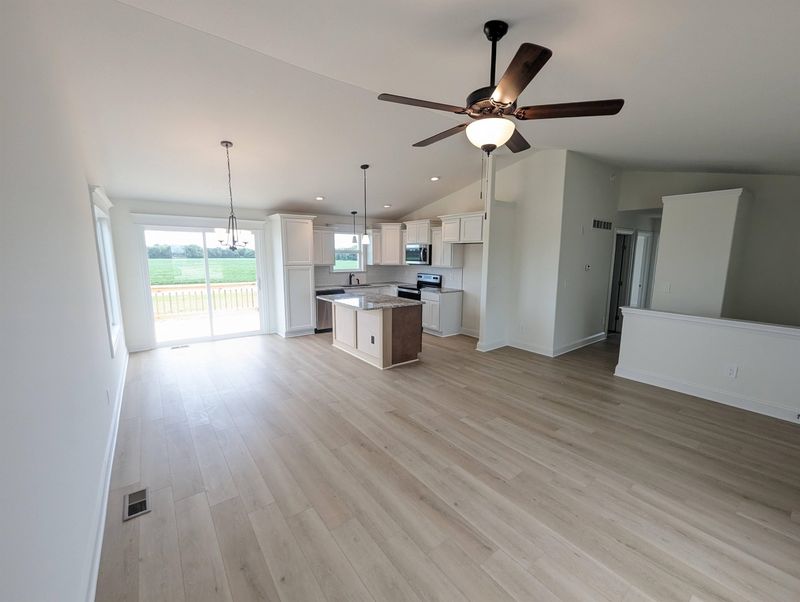 317 Springlake Dr, Newton, KS 67114