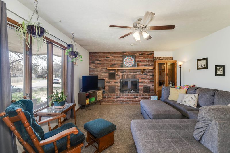 8 SE 4th Ct, Newton, KS 67114