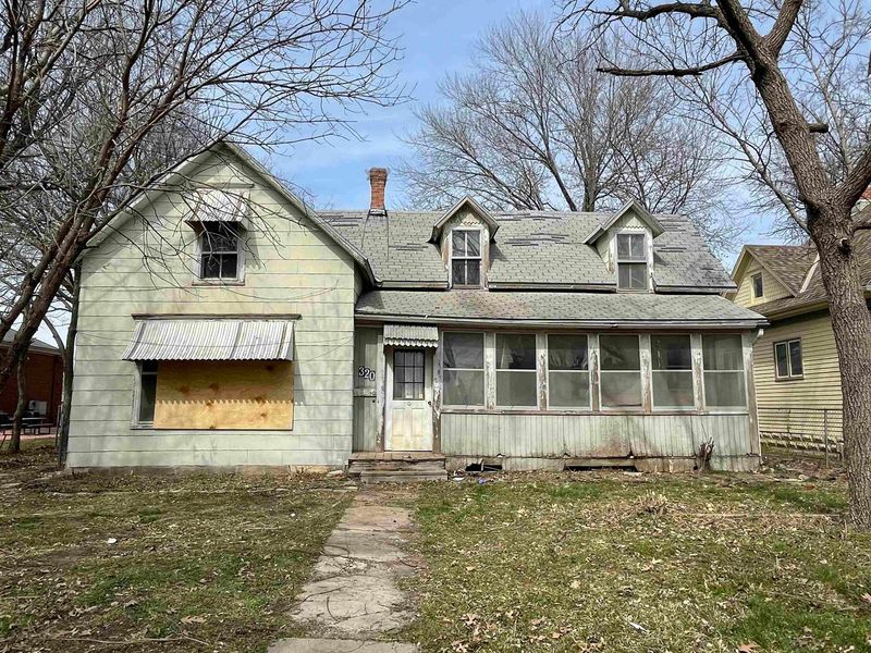 320 E 1st St, Newton, KS 67114