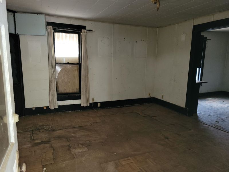 320 E 1st St, Newton, KS 67114