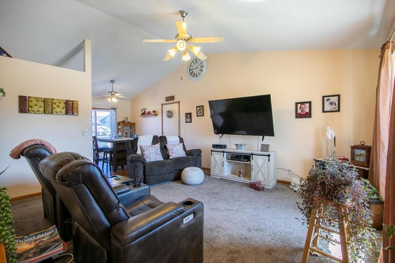 308 Wheatridge Dr, Newton, KS 67114