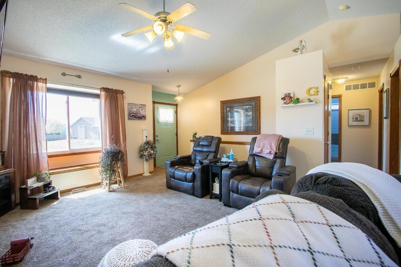 308 Wheatridge Dr, Newton, KS 67114