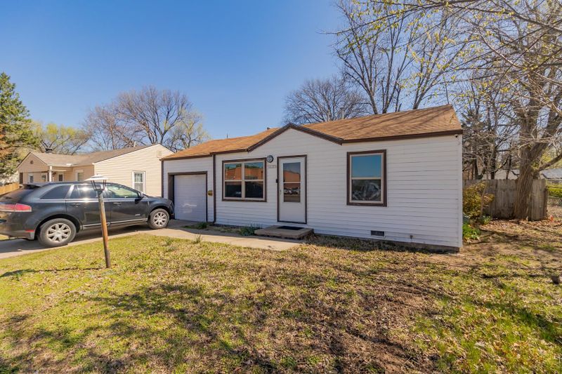 1018 S Edgemoor Dr, Wichita, KS 67218