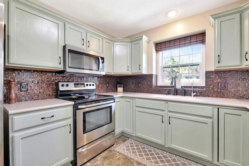 6200 E 41st Cir, Bel Aire, KS 67220