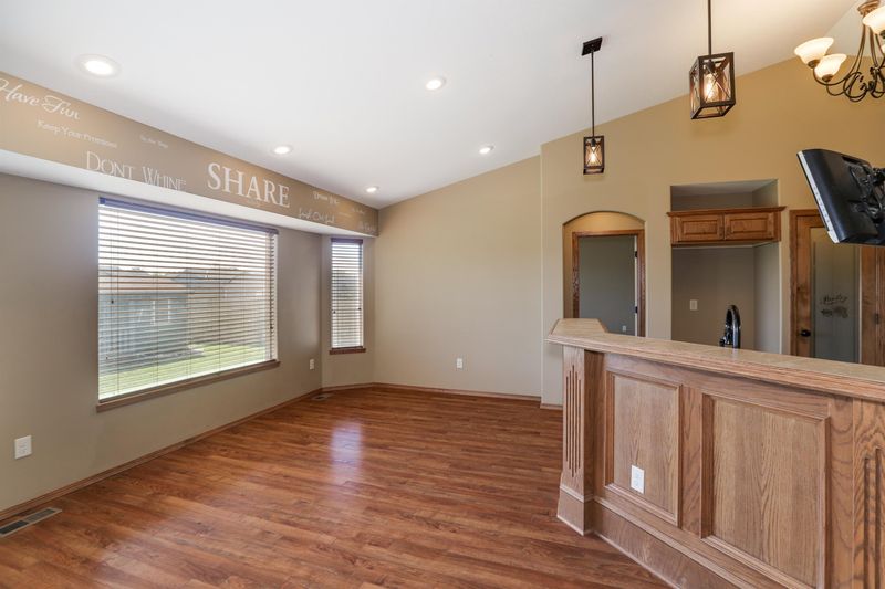 105 Springlake Dr, Newton, KS 67114