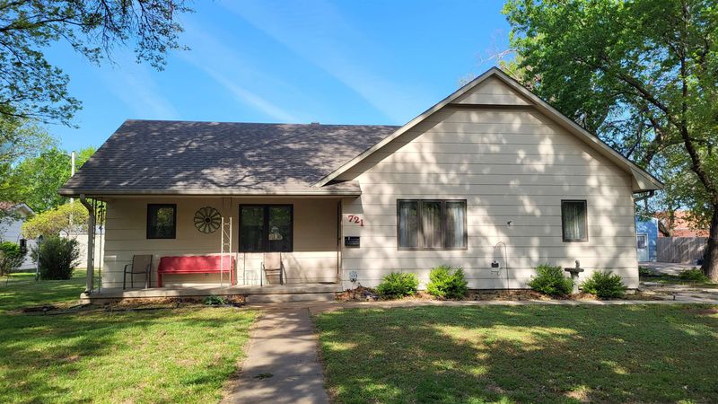 721 Chestnut, Halstead, KS 67056
