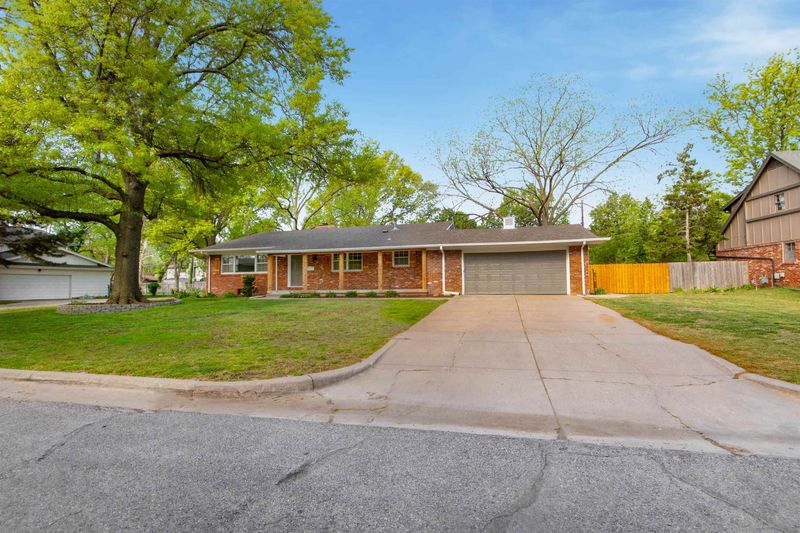 329 N Hampton Rd, Wichita, KS 67206