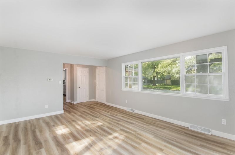 329 N Hampton Rd, Wichita, KS 67206