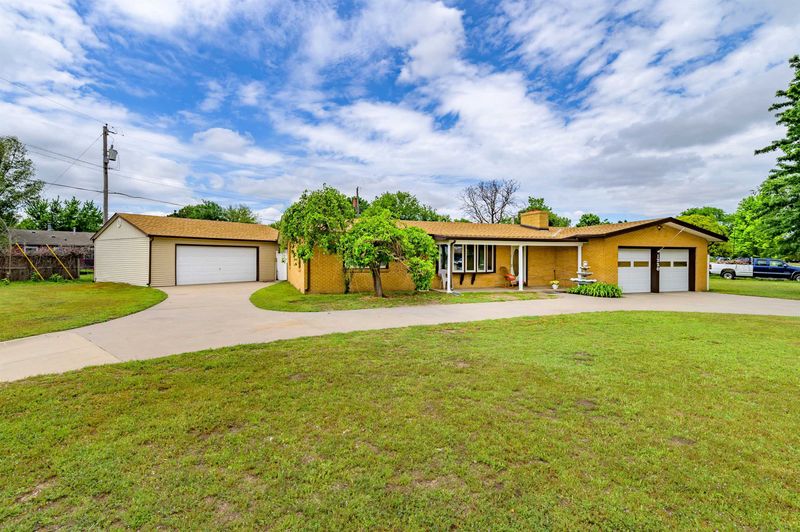 1220 E 47th St S, Wichita, KS 67216