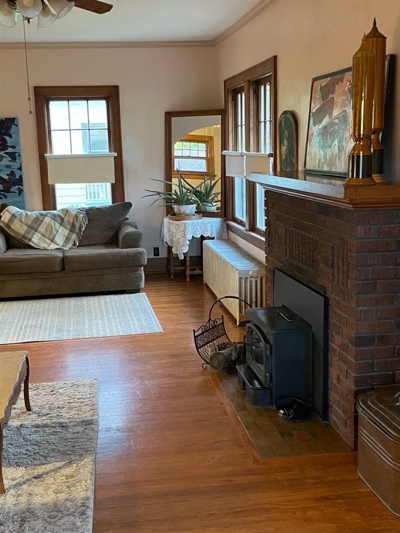 127 S Pine St, Newton, KS 67114