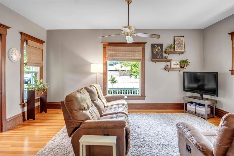 809 E 6th St, Newton, KS 67114