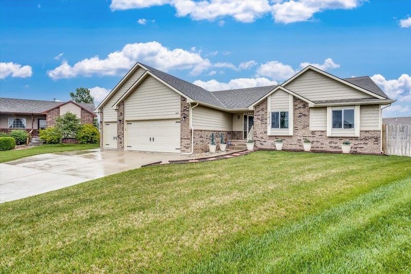 2417 E Spring Hill Ct, Goddard, KS 67052