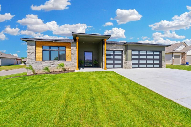 8302 E Saw Mill Ct, Wichita, KS 67226