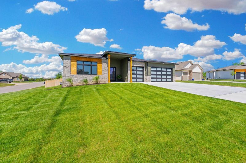 8302 E Saw Mill Ct, Wichita, KS 67226